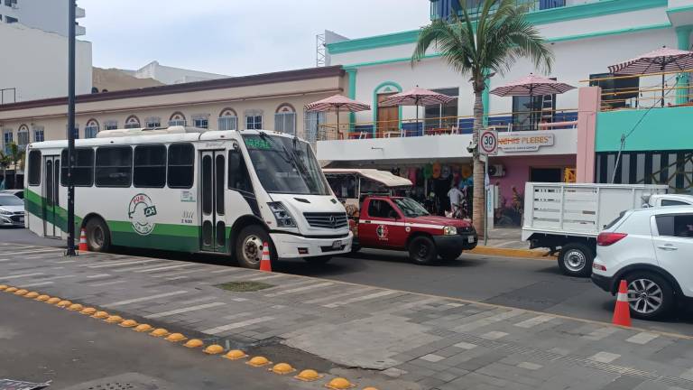 Largas filas de automóviles se concentraron en el Par Vial de Gaviotas a todas horas en busca de salir a la avenida Camarón Sábalo.
