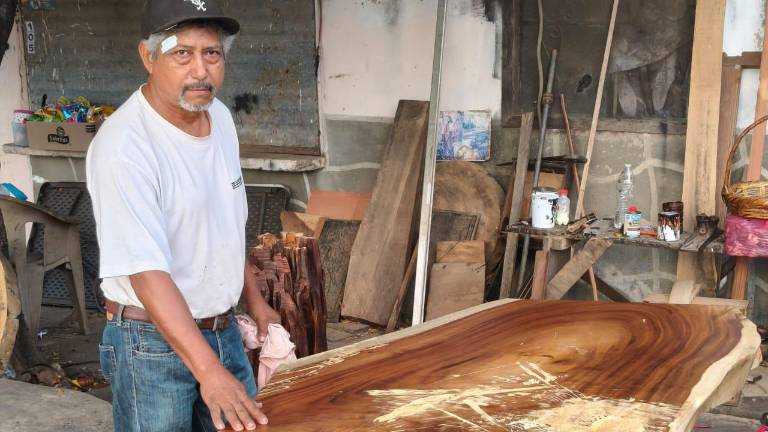 Martín perfeccionó las enseñanzas recibidas y ahora realiza piezas por encargo.