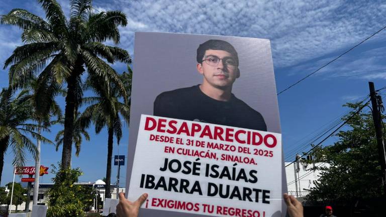 Familias exigen justicia a 17 meses de desaparición de estudiantes en Culiacán.
