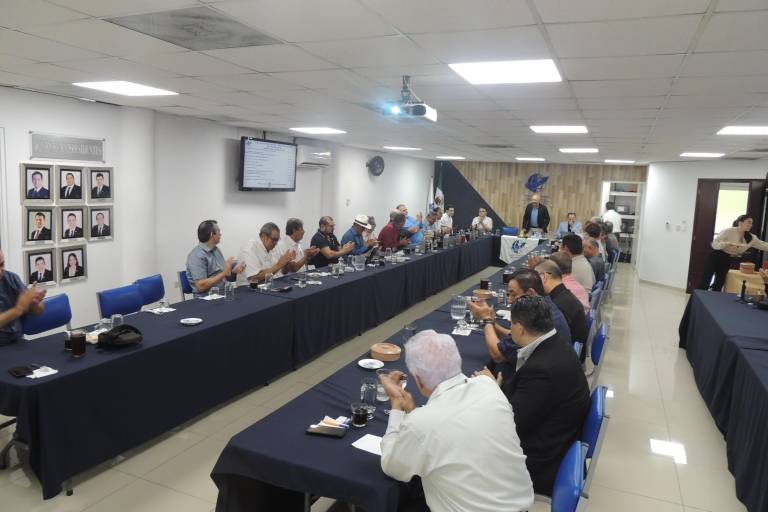 Comparte Paúl Chávez con empresarios, estrategias para reinventar su negocio