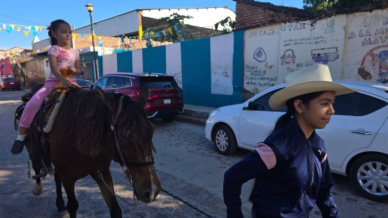 Paseos a caballo apoyan a escuela de charrería en Cacalotán.