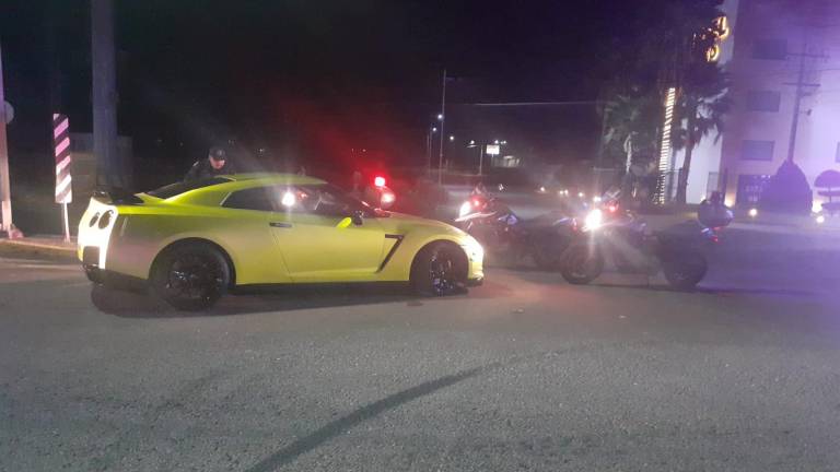 Durante el operativo en Villa Adolfo López Mateos, Culiacán, varios autos de lujo y deportivos fueron asegurados.