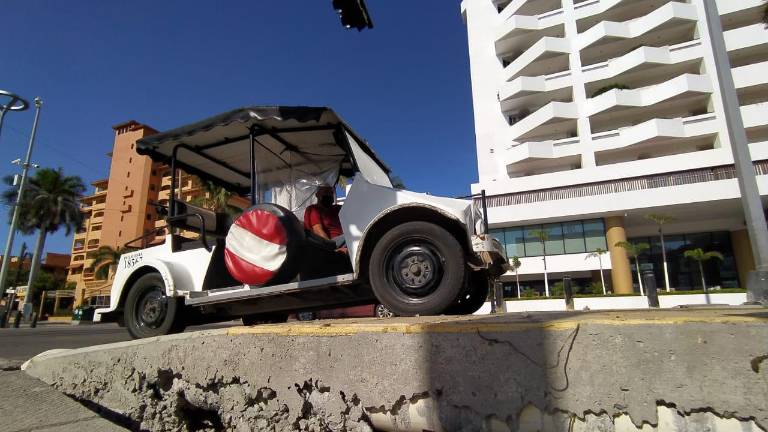 Paso peatonal de la Avenida Camarón Sábalo.