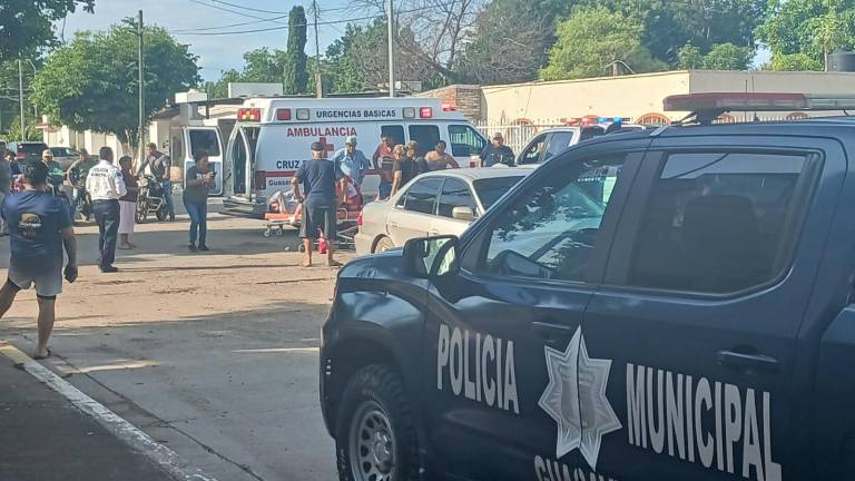 Motociclista queda lesionado tras chocar contra un automóvil en calles de Bamoa, Guasave.
