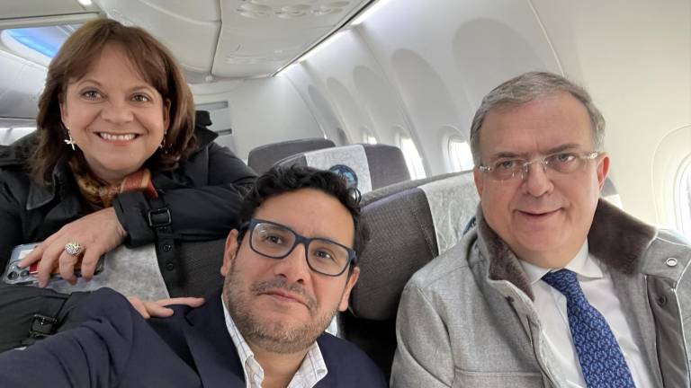 El Cansiller Marcelo Ebrard durante un viaje a Sonora.