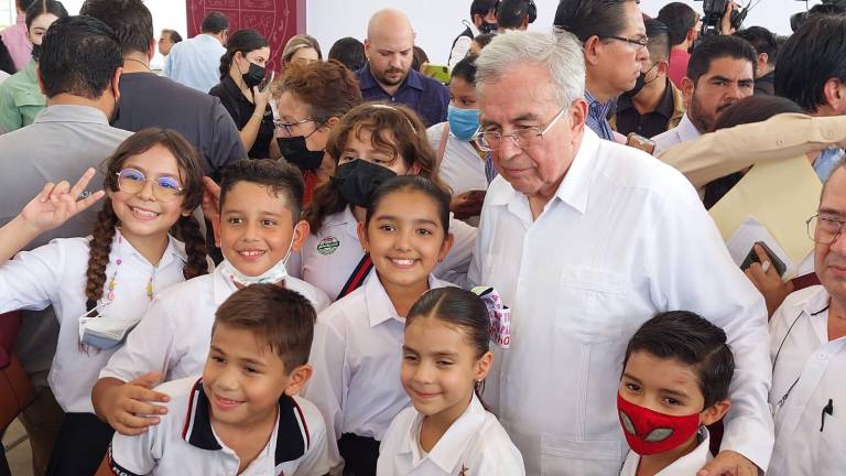 Rubén Rocha Moya con niños durante la inauguración del ciclo escolar.