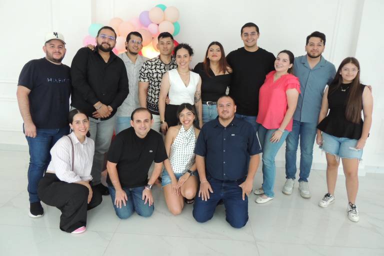 Con una piscinada, celebra Kenia Sofía sus 28 años