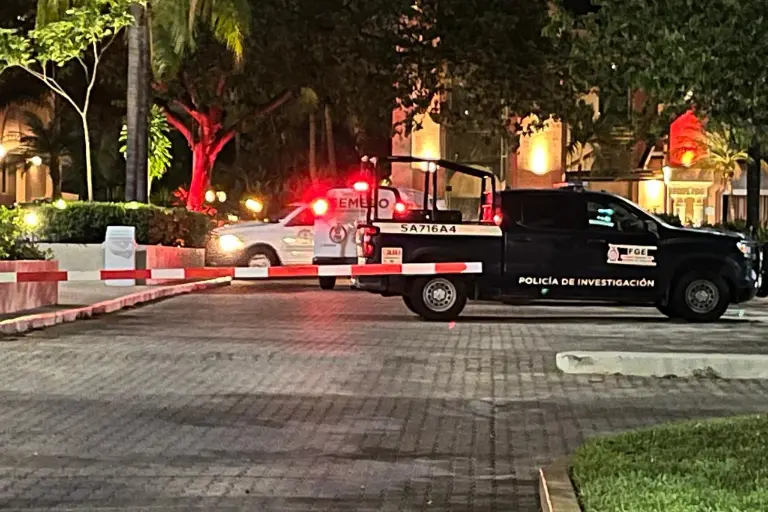 Elementos de seguridad resguardaron el hotel donde un hombre perdió la vida tras caer desde el séptimo piso este sábado.