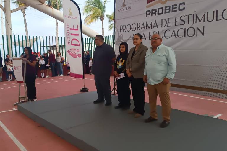 El DIF Municipal de Mazatlán entregó los apoyos económicos del programa “Estímulos a la Educación”.