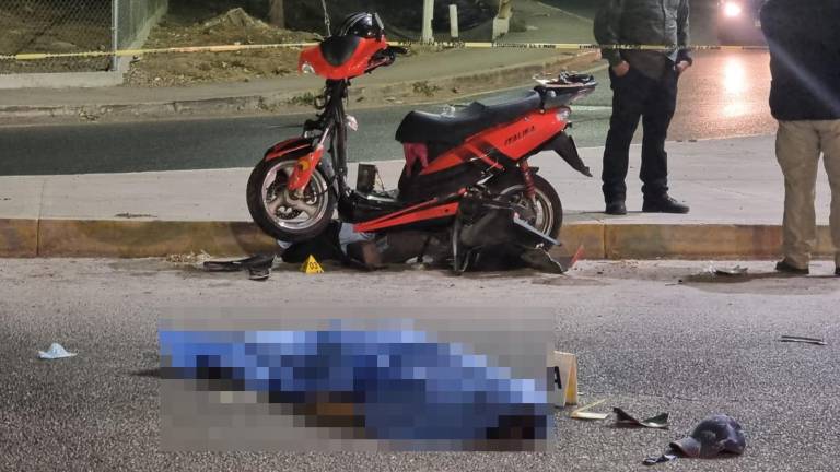 El motociclista perdió la vida instantáneamente tras ser impactado por un auto.