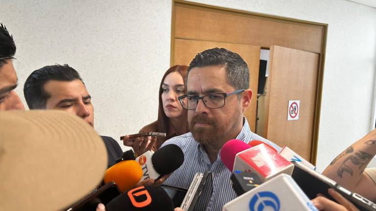 El Secretario de Salud de Sinaloa, Cuitláhuac González, advirtió sobre los riesgos de aplicar sueros vitaminados fuera de espacios regulados.