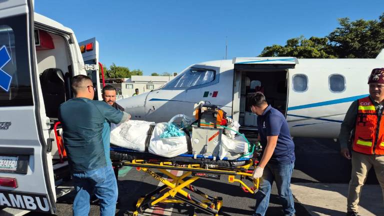 Jesús acompaña a sus hijos en su traslado aéreo a Galveston para atención médica.