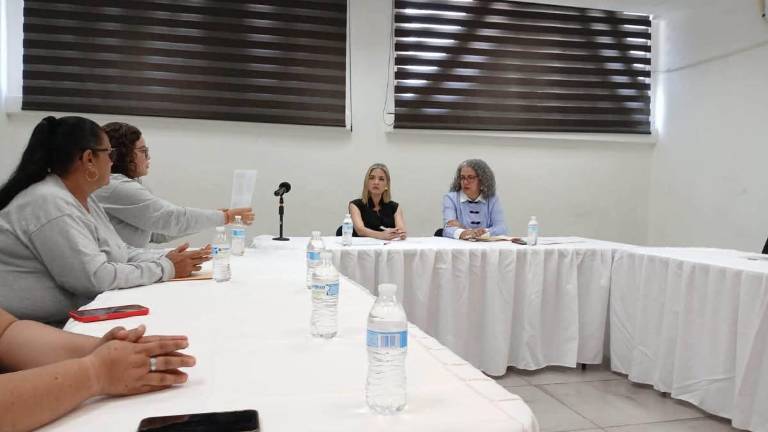 Madres buscadoras y representantes de colectivos de la zona sur de Sinaloa se reunieron con la Gobernadora Graciela Domínguez y la Alcaldesa de Mazatlán, Estrella Palacios.