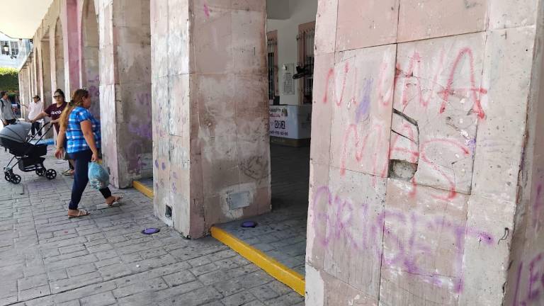 En los portales del Palacio Municipal de Mazatlán aún quedan huellas de las pintas durante la marcha del Día Internacional de la Mujer.