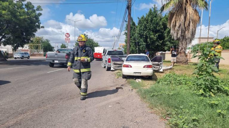 El joven que resultó con lesiones de gravedad conducía un vehículo Toyota Corolla por la calzada Aeropuerto.