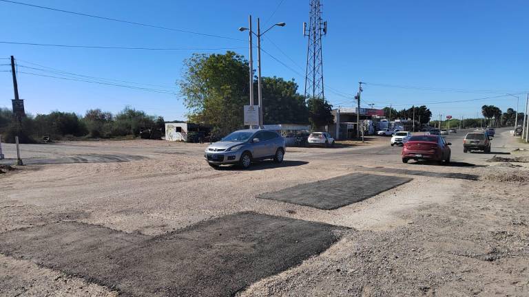 El Gobierno de Ahome repara baches en la carretera Lateral 18, dañada por transporte pesado.