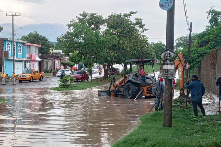 Se inunda tramo de avenida y calle en la Genaro Estrada tras lluvias de este miércoles en Mazatlán