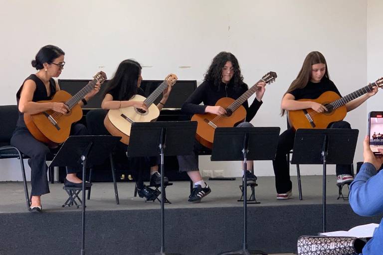 Alumnos de guitarra del Isic celebran a la primavera en concierto