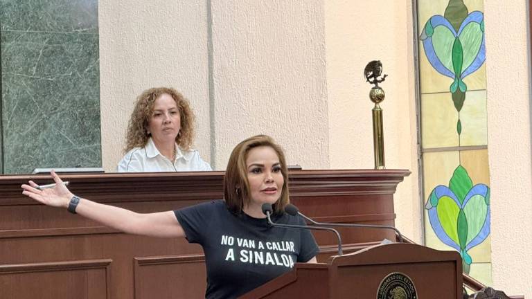 Paola Gárate Valenzuela protesta en tribuna del Congreso de Sinaloa.