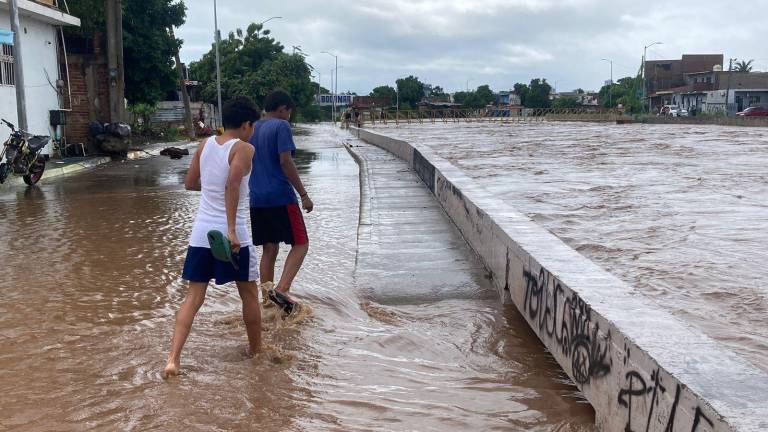 El arroyo Jabalines, que cruza una parte de Mazatlán, se desbordó debido a la gran cantidad de lluvia registrada este lunes.