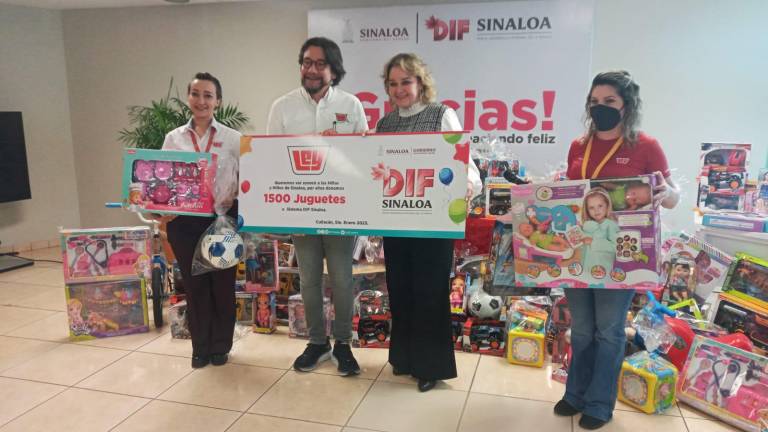 Casa Ley dona mil 500 juguetes a DIF Sinaloa.