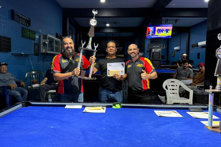 Pérez y Ramírez dominan Torneo de Pool Bola 9