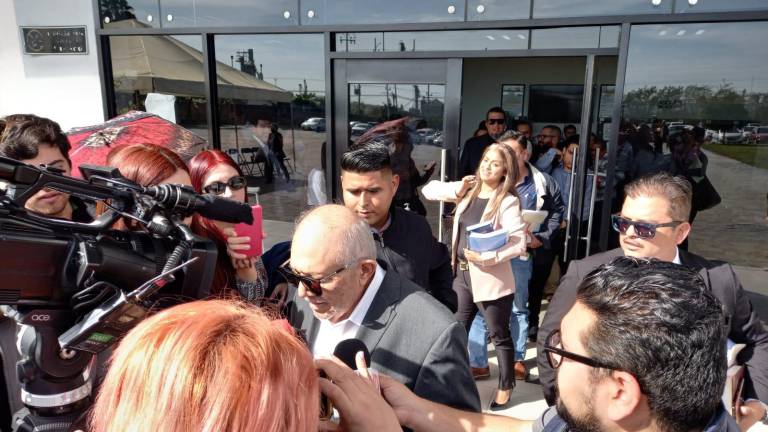 El ex Presidente Municipal de Mazatlán, Luis Guillermo Benítez Torres, salió de su primera audiencia.