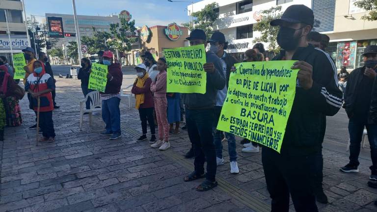 El lunes, los pepenadores iniciaron su manifestación en el Palacio de Gobierno de Culiacán.