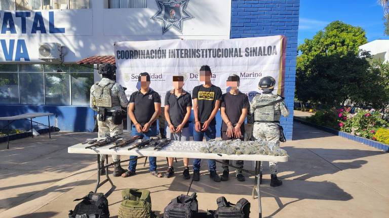 Cuatro detenidos, así como armas, cargadores, droga y vehículo asegurados, dejó un operativo en la colonia Las Coloradas, en Culiacán.