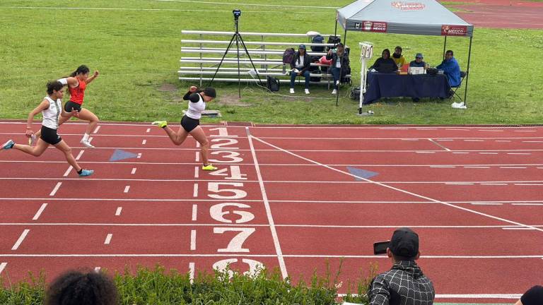 Naomi Margarita Ríos Cruz gana en 100 metros planos.