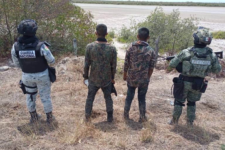 Ejército Mexicano rescata a tres personas secuestradas y recupera vehículos robados en operativos al sur de Sinaloa