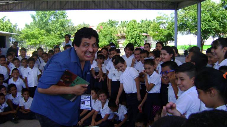 Alfonso Orejel, antes de la pandemia, atrapando a los niños con sus lecturas.