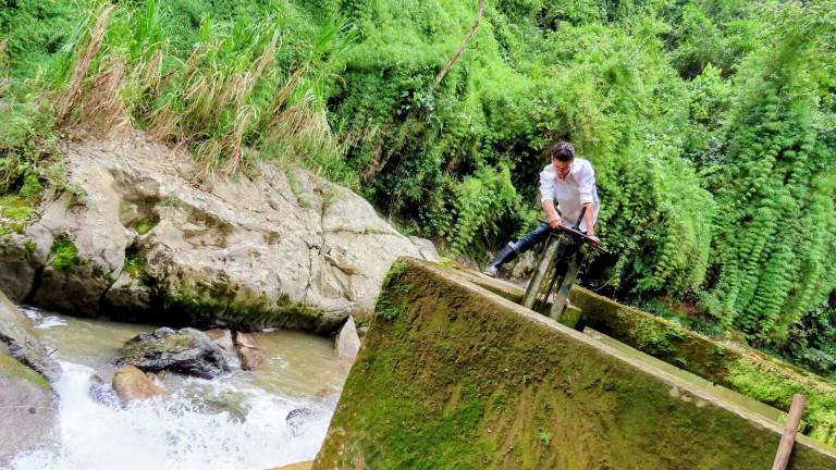 En la localidad Palmor, en el Caribe de Colombia, existe una pequeña hidroeléctrica que brinda energía a toda la población.