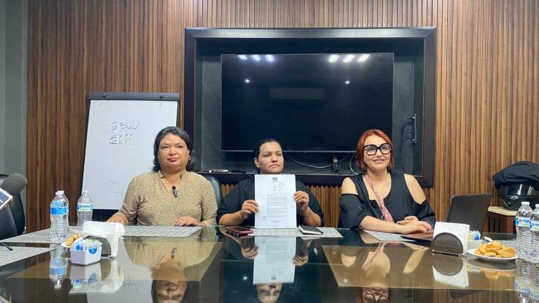 La CEDH determinó que la agente Dignora Valdez (al centro) fue víctima de violencia de género y detención arbitraria por parte de la Policía Municipal de Ahome.