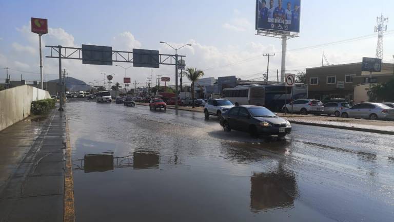 Algunas vialidades de Mazatlán registraron encharcamientos tras las lluvias que se registraron en las primeras horas de este miércoles.
