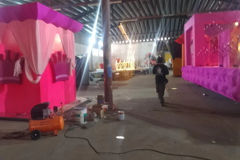 En los talleres realizan los últimos detalles de los carros luminosos.