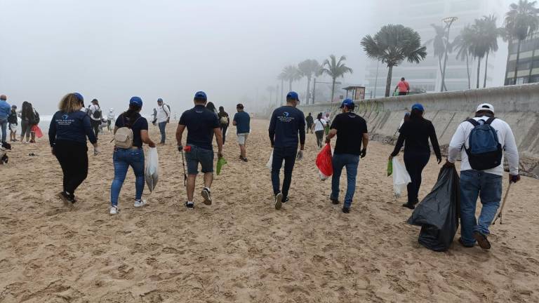 Cientos de personas participan en la jornada de limpieza de playa en Mazatlán.