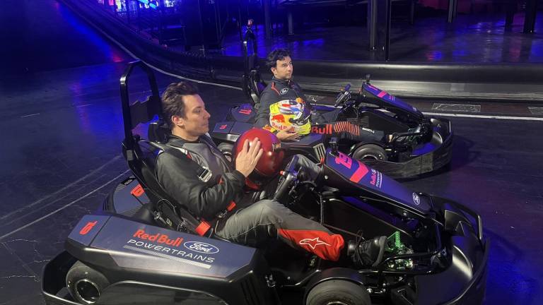 Checo Pérez se sube a los Go Karts con Jimmy Fallon tras presentar el RB19 (VIDEO)