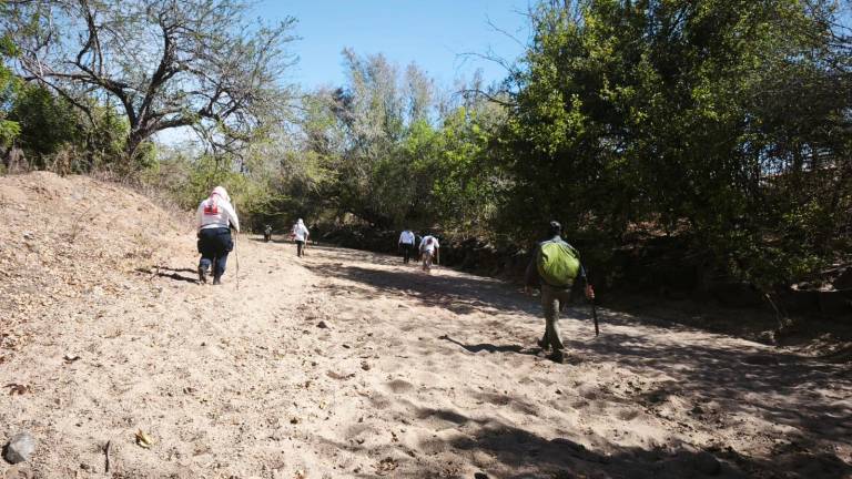 Integrantes del colectivo Sabuesos Guerreras encontraron la osamenta durante la jornada de búsqueda en Imala, Culiacán.