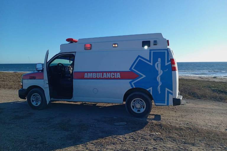 Vuelca pareja que viajaba en cuatrimoto en playa de Rosario; mujer se encuentra grave