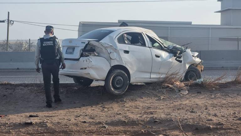 El vehículo accidentado al parecer fue dejado abandonado en el lugar; autoridades investigan si se prestó auxilio al conductor.