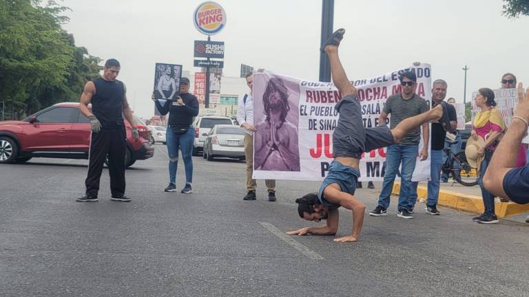 La marcha inició a las afueras de la FGE y partió hacia el entronque de los boulevares Enrique Sánchez Alonso y Francisco Labastida Ochoa.