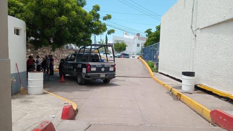 En el Hospital General de Culiacán una mujer fue internada después de que fuera agredida a golpes por su pareja en Villa Juárez, Navolato.