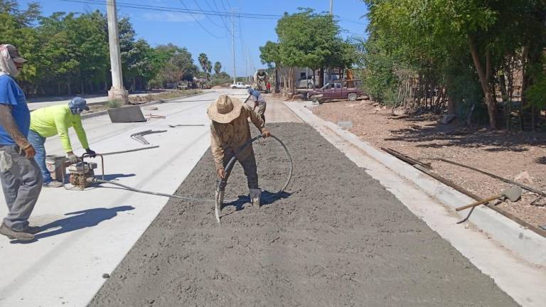 Cuadrillas de COMUN y Obras Públicas trabajan en pavimentación y rehabilitación de calles para ofrecer mejores condiciones de movilidad en Ahome.