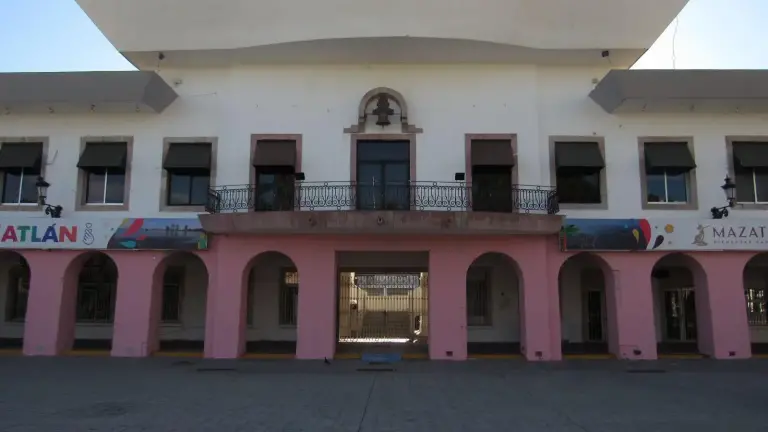 La fachada del Palacio Municipal será ajustada al tono original.