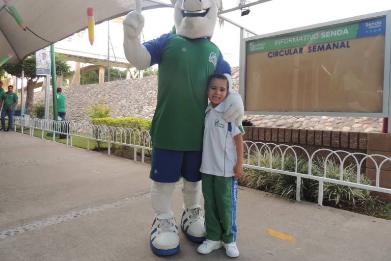 Disfrutan alumnos del Instituto Senda un feliz regreso a clases