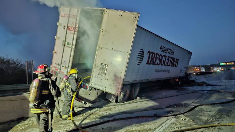 En la autopista Mazatlán-Culiacán, al norte de Mazatlán, un tráiler se volcó e incendió.