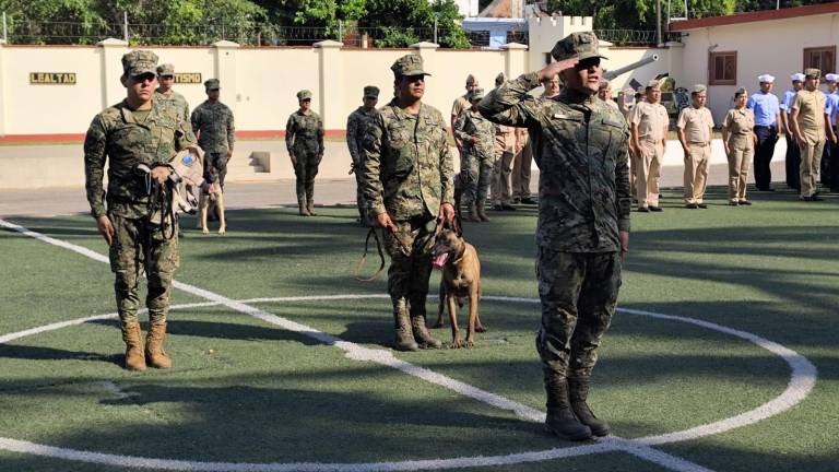 La ceremonia se realizó en las instalaciones de este Mando Naval, donde Almirantes, Capitanes, Oficiales, Clases y Marinería rindieron honores al canino de la raza Pastor Belga Malinois.