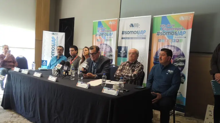 Directivos de la Junta de Asistencia Privada de Sinaloa e invitados especiales encabezan el evento.