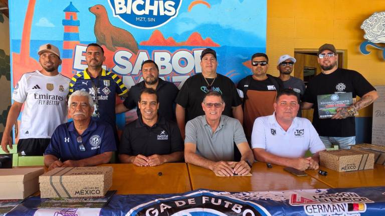 Premian a figuras y equipos sobresalientes de la Liga Superveteranos.